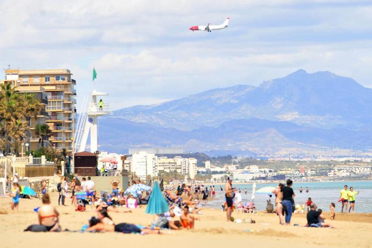 La playa de Arenales del Sol, el pasado mes de abril. | MATÍAS SEGARRA