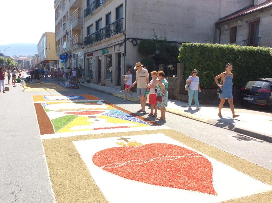 Cuando aún quedan varias horas para la procesión del Corpus las calles de Bueu ofrecen ya su mejor aspecto