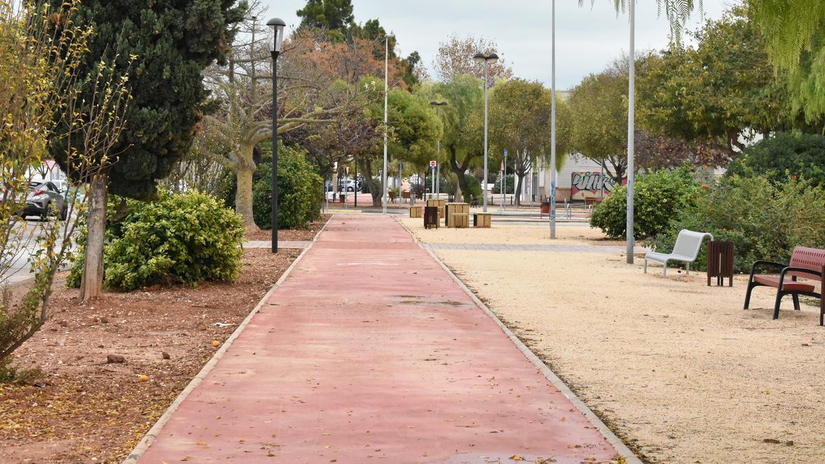 El carril bici de la zona comercial de Alfafar cuenta con cámaras para controlar el tráfico.