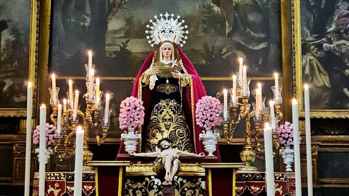 Los titulares de la pro-hermandad de la Salud expuestos en el altar mayor de la parroquia del Carmen.