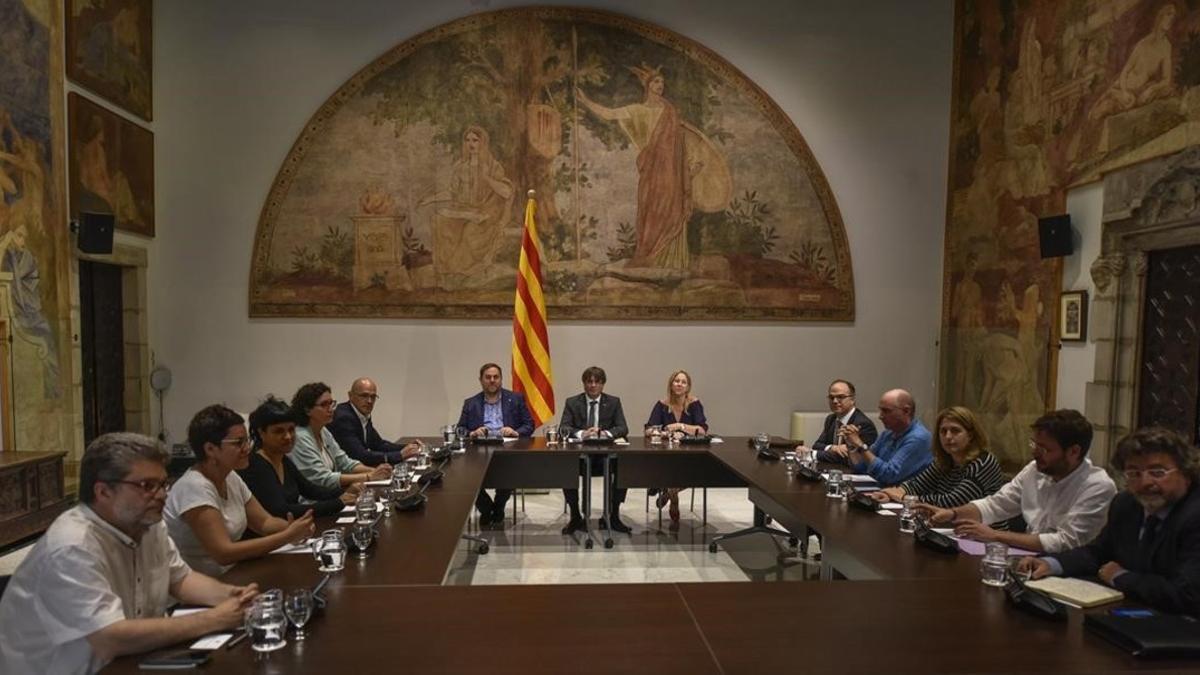 Una imagen de la cumbre de partidos favorables al referéndum, este lunes, en el Palau de la Generalitat.