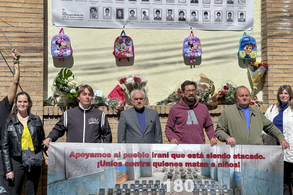 Decenas de personas se concentraron acompañados por el embajador iraní, Reza Zabib, frente a la embajada de Irán en Madrid