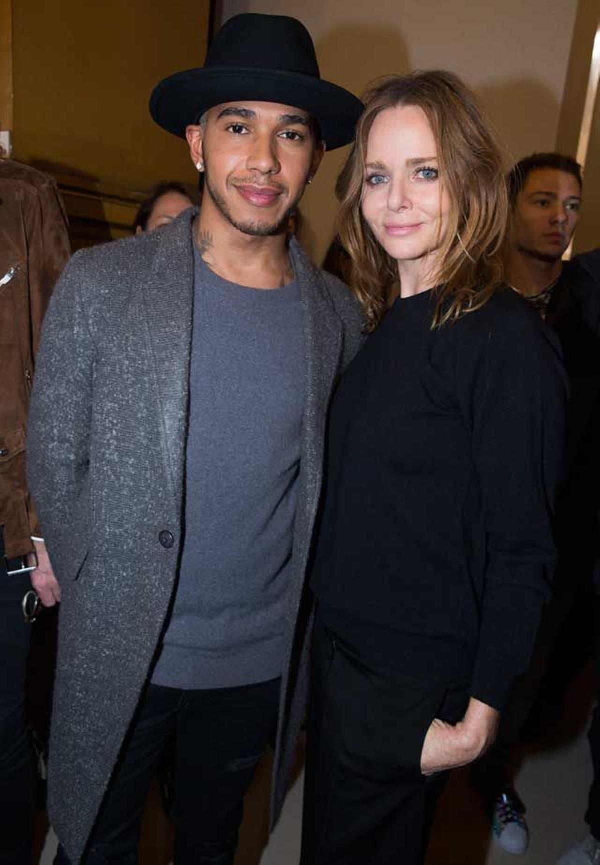 Lewis Hamilton posa junto a Stella McCartney en el desfile de la diseñadora en la PFW.