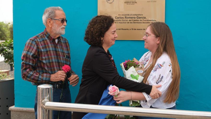 Gerardo Mesa, expresidente del Cabildo majorero, y  Dolores Fabelo, presidenta del Colegio de Trabajo Social, entregan un ramo de flores a la hija de Carlos Romero. | | LP/DLP