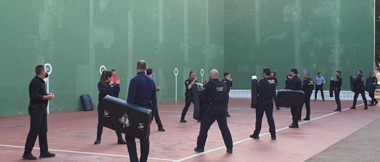 Participantes en na reciente formación para policías locales en l’Alcúdia de Crespins. | LEVANTE-EMV