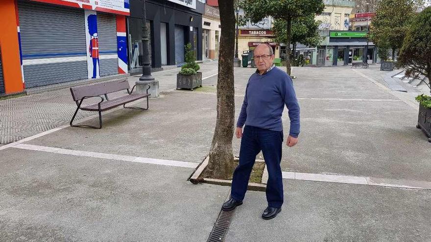 Paco García señala el punto de la plaza Julián Cañedo en el que cayó el hombre al que tendrá que indemnizar el Ayuntamiento.