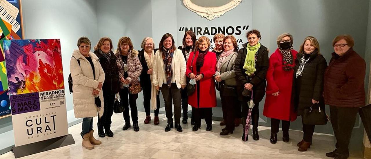 Doce mujeres artistas y la concejala de Cultura inauguran la exposición sobre pintura