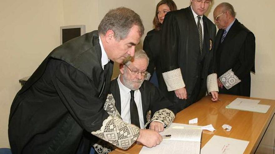 Siles, en primer término, firma el cargo de fiscal de Área delante de Ricard Cabedo y Alfonso Villalonga