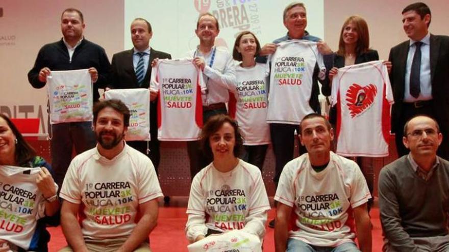 Presentación de la carrera. Por la izquierda, de pie: Carlos Paniceres (Transinsa), David Lunar (Liberbank), Manuel Gorostidi, Mercedes González, José Fernández Díaz (director de atención sanitaria del área IV), Vanessa Suárez y Marcos Suárez (GAM). Sentados, María Eugenia García (Oximesa), Pablo Villar (Gofit), Lupe Fernández (Masymas), el urólogo Antonio Jalón y Jorge Sánchez (Eulen).