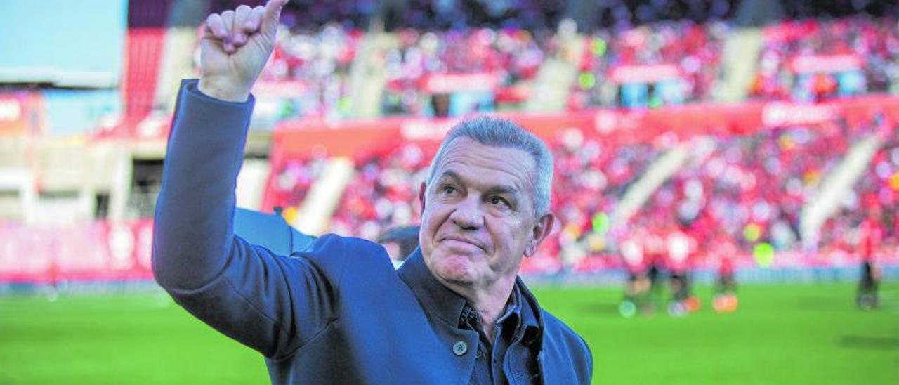 El preparador del Real Mallorca, Javier Aguirre, asaluda a los aficionados mallorquinistas durante un partido celebrado esta temporada en Son Moix.