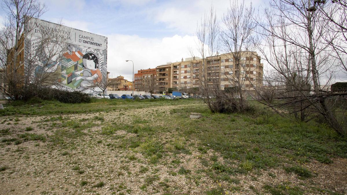 Terrenos colindantes a la sede del campus universitario de Ontinyent.