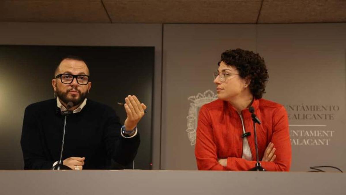 Rafa Mas, portavoz municipal de Compromís, junto a la diputada autonómica Aitana Mas en el Ayuntamiento de Alicante.