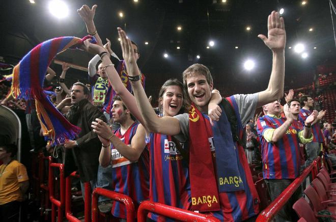 Aficionados del Barcelona, celebran la victoria del equipo blaugrana en la Final Four de la Euroliga de baloncesto, al vencer al Olympiacos por 86 - 68, en el encuentro celebrado en el Palacio Omnisport de Bercy, Paris.