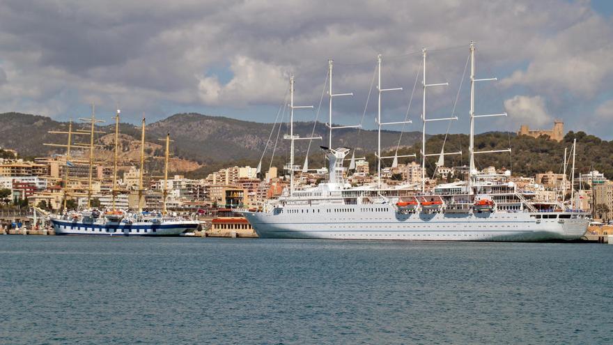 Las dos naves de pasaje, ayer en el Port de Palma