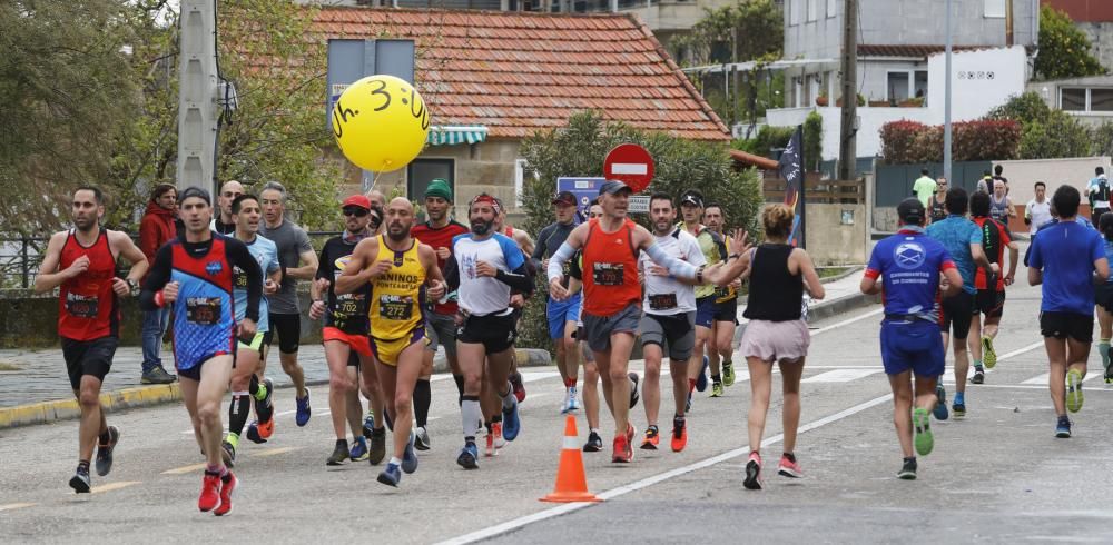 Los corredores del maratón completan la primera mitad del recorrido en los alrededores de Samil y Coruxo.