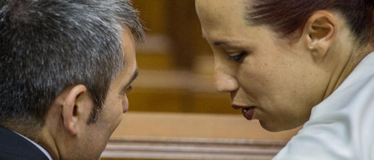 Fernando Clavijo y Patricia Hernández conversan durante un pleno en el Parlamento de Canarias.