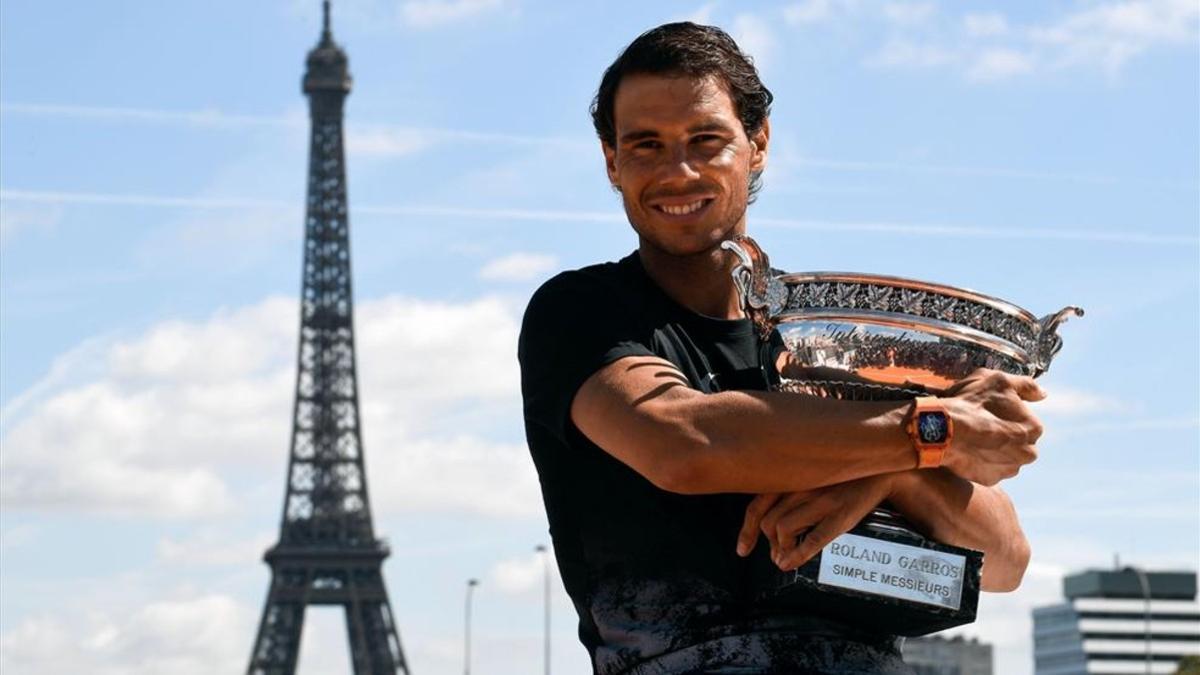 Nadal posa en París con su décimo trofeo de Roland Garros