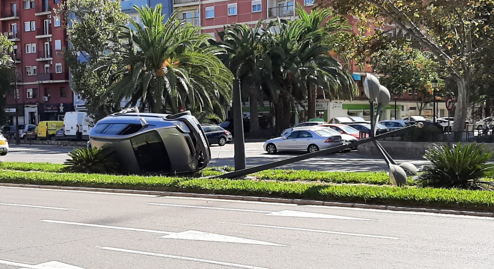 Espectacular accidente en la avenida Blasco Ibáñez de València