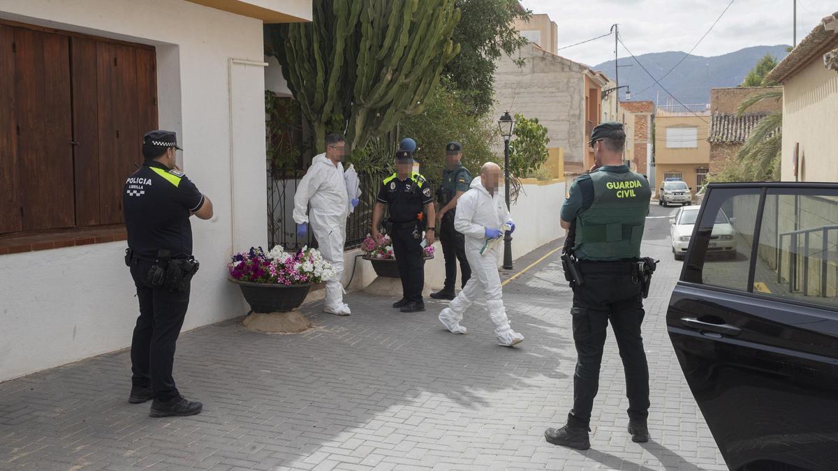 Agentes de la Policía Local y de la Guardia Civil, en la puerta de la casa donde un vecino en Librilla murió acuchillado por su hija.