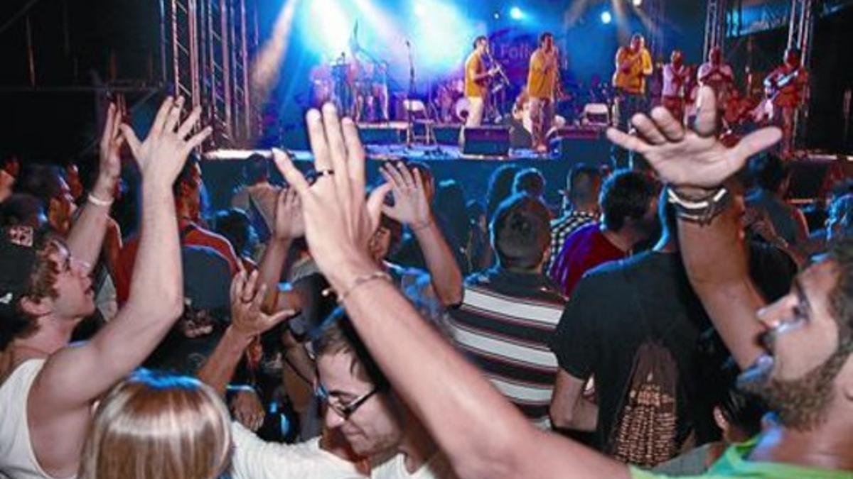 Noche de concierto 8 Público en la plaza del Sol, la madrugada de ayer, coreando una actuación.