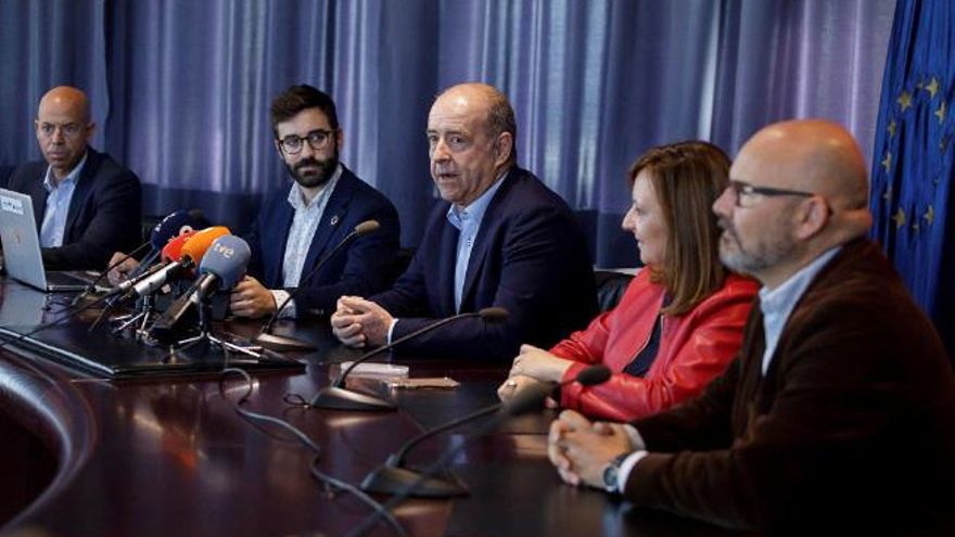 Gonzalo Piernavieja, Joan Groizard, Pedro Quevedo, Nieves Lady Barreto y Enrique Rodríguez de Azero, este viernes, durante la rueda de prensa.