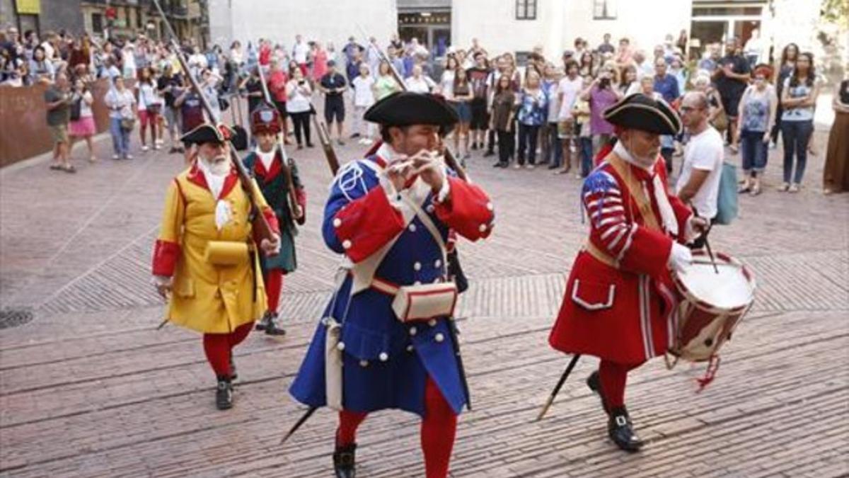 Los 'miquelets' se retiran tras el 'flashmob', con los resucitados actores al fondo de la plaza.