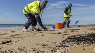 Umweltnotstand an der spanischen Nordküste: Was hat es mit den Plastikkügelchen auf sich?
