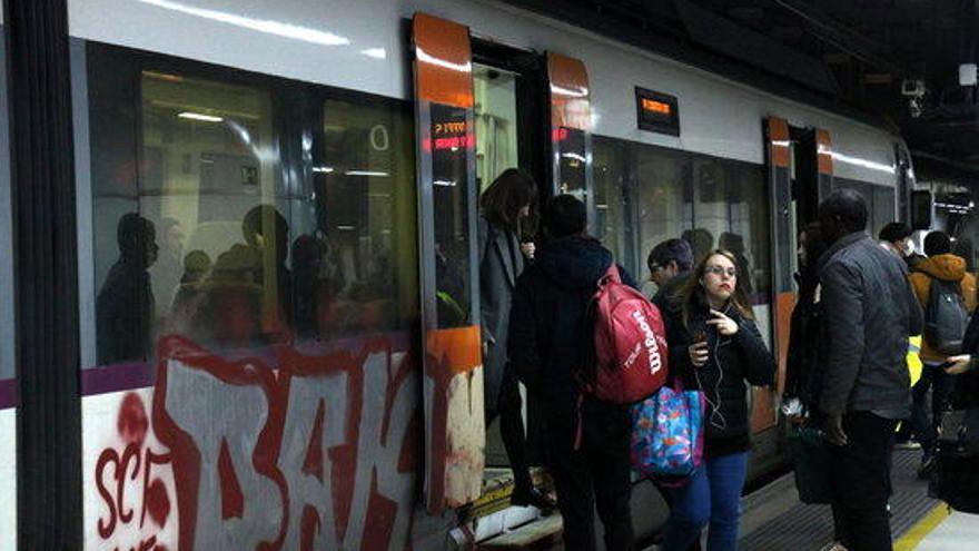 Un tren de Rodalies a l&#039;estació de Sants.