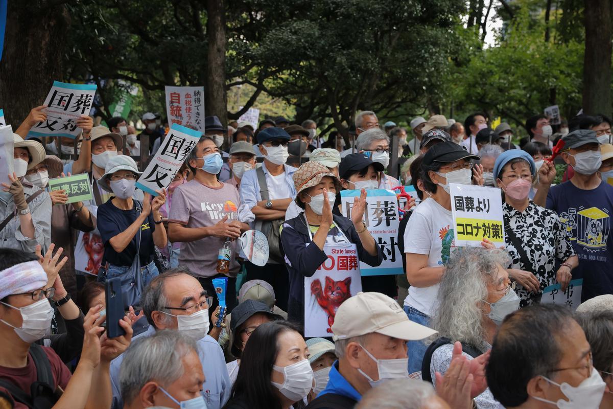 Manifestantes contrarios a la celebración del funeral de Shinzo Abe, en las calles de Tokio.