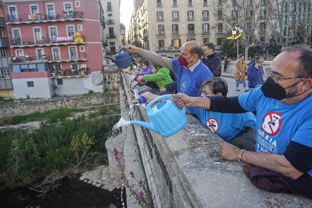 «Palanganada» al pont de Pedra per reivindicar un major cabal al Ter