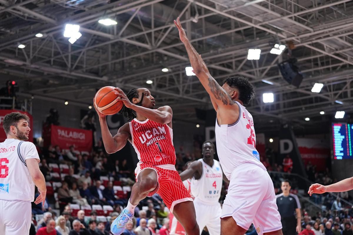 Michael Forrest, unos de los más destacados del UCAM Murcia, ante el Pallacanestro Reggiana.