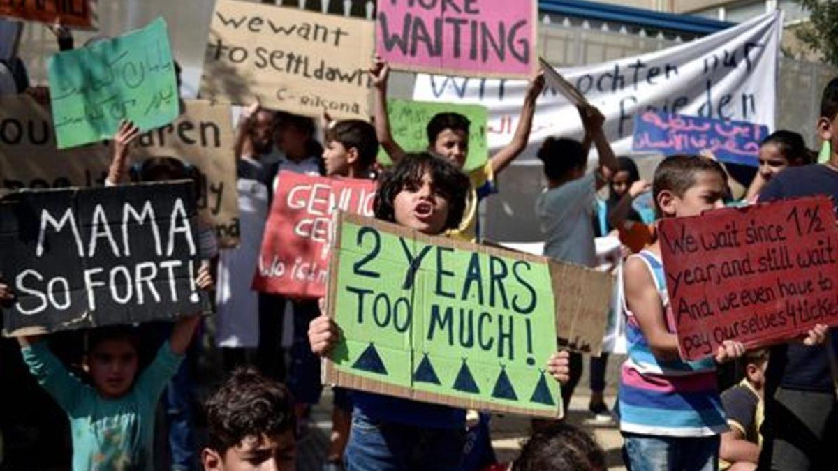 Protesta de niños refugiados en Atenas, el pasado martes.