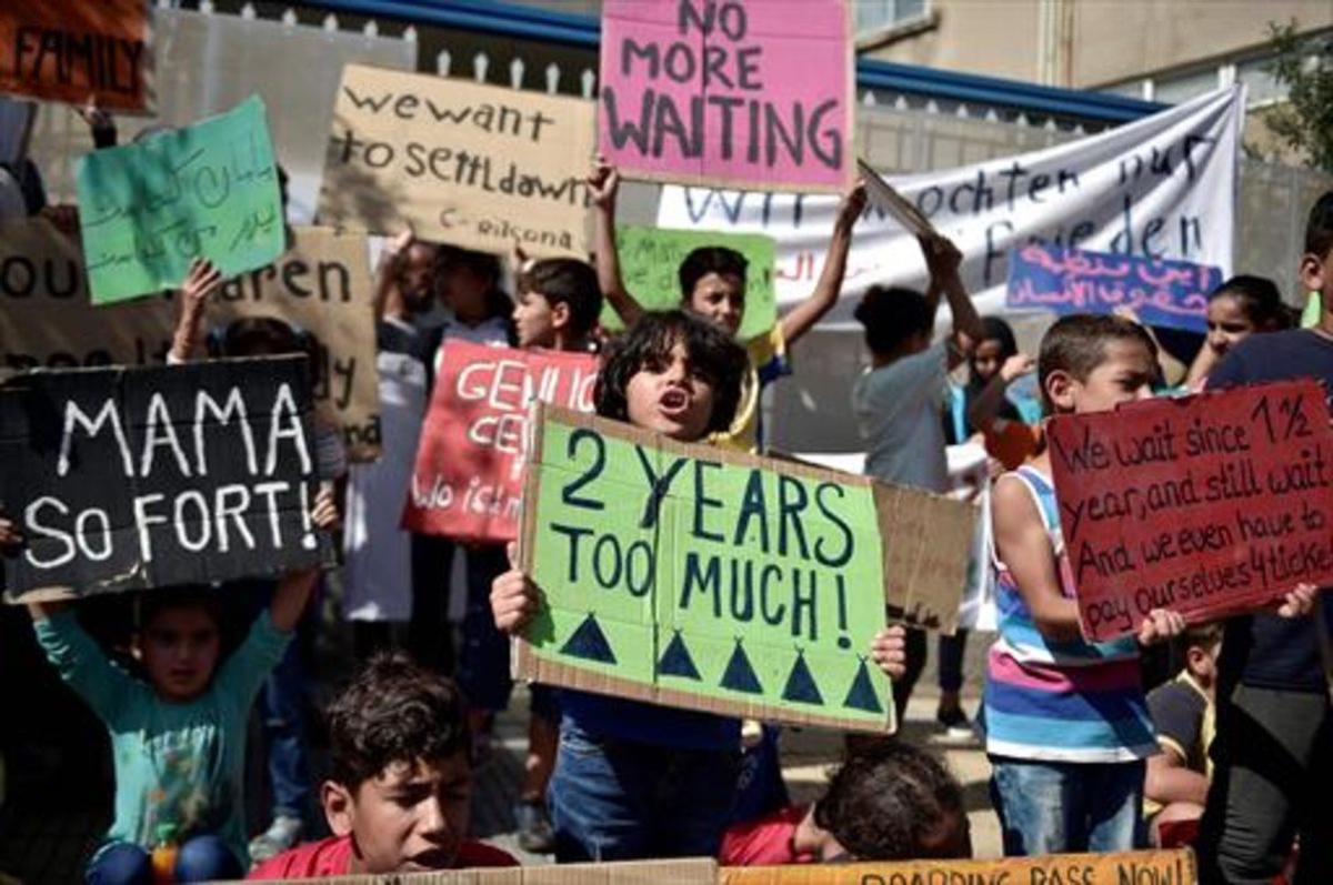 Protesta de niños refugiados en Atenas, el pasado martes.