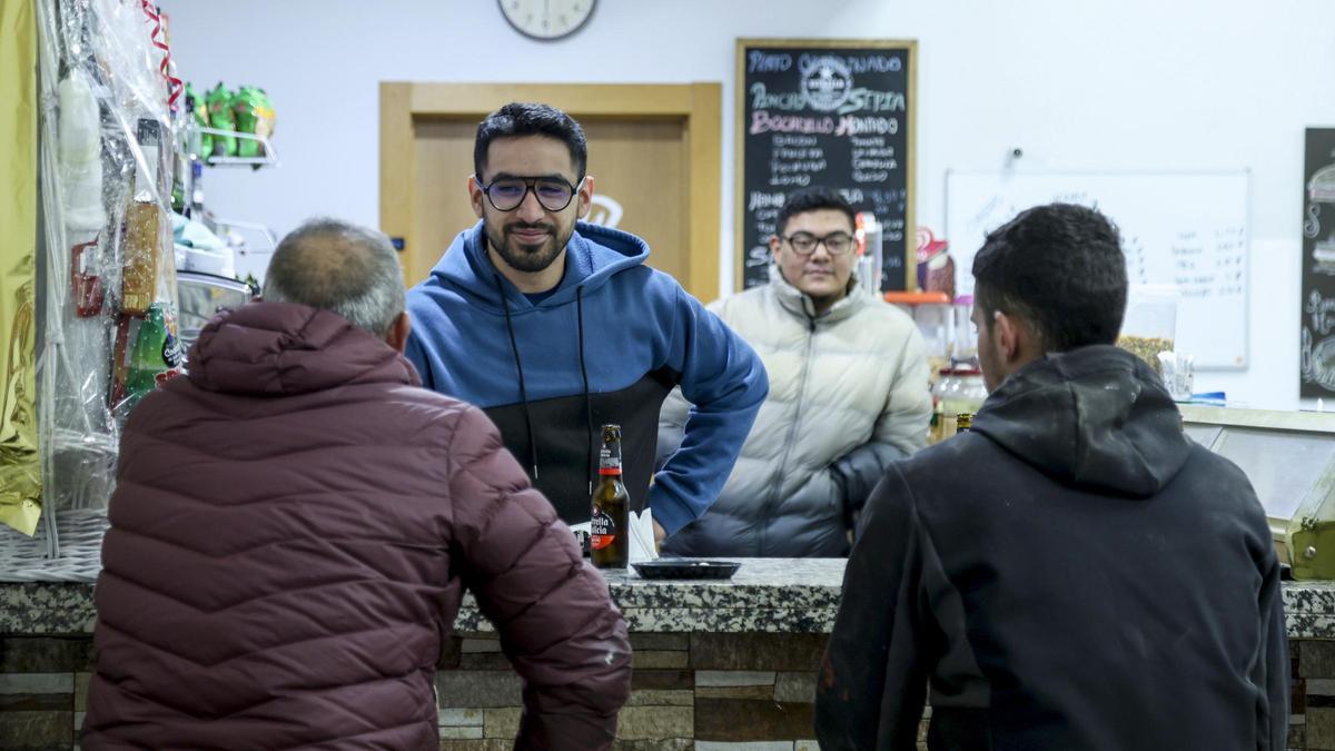 El venezolano Roland Torres atiende a un cliente en el bar de La Hiniesta