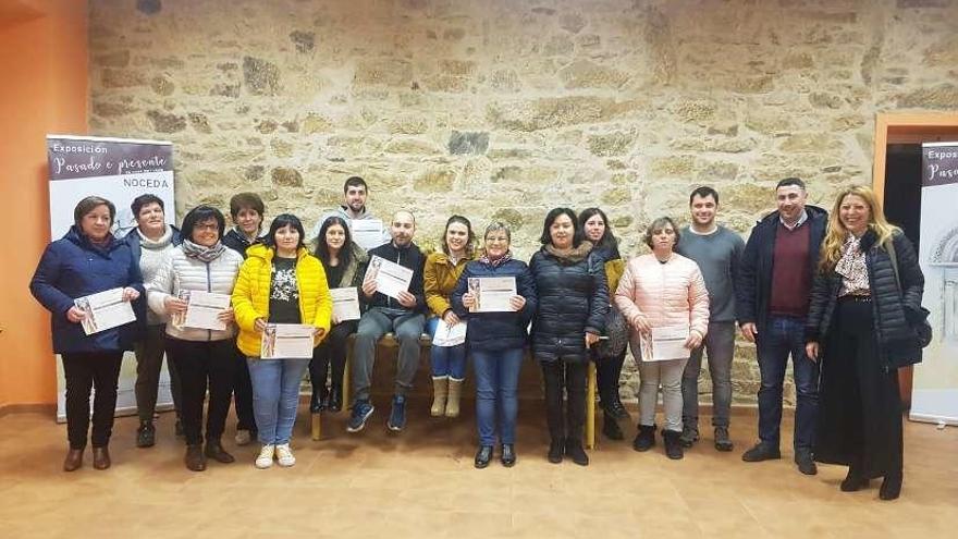 Bolarqueiros clausura un curso de pintura. La Asociación de Veciños Bolarqueiros de Noceda clausuró anoche en su local social el curso de pintura que se impartió durante los últimos meses, a través del programa Conectadas, que impulsa la Diputación de Pontevedra. También en Lalín habrá hoy otras dos entregas de diplomas de esta misma iniciativa formativa a las asistentes a sendos cursos de gimnasia de mantenimiento, organizados por las asociaciones de mujeres de A Xesta, a donde acudirá la diputada Noemí Outeda (17:00 horas), y de Soutolongo, con su compañero Manuel González como representante de la institución provincial (19:30).