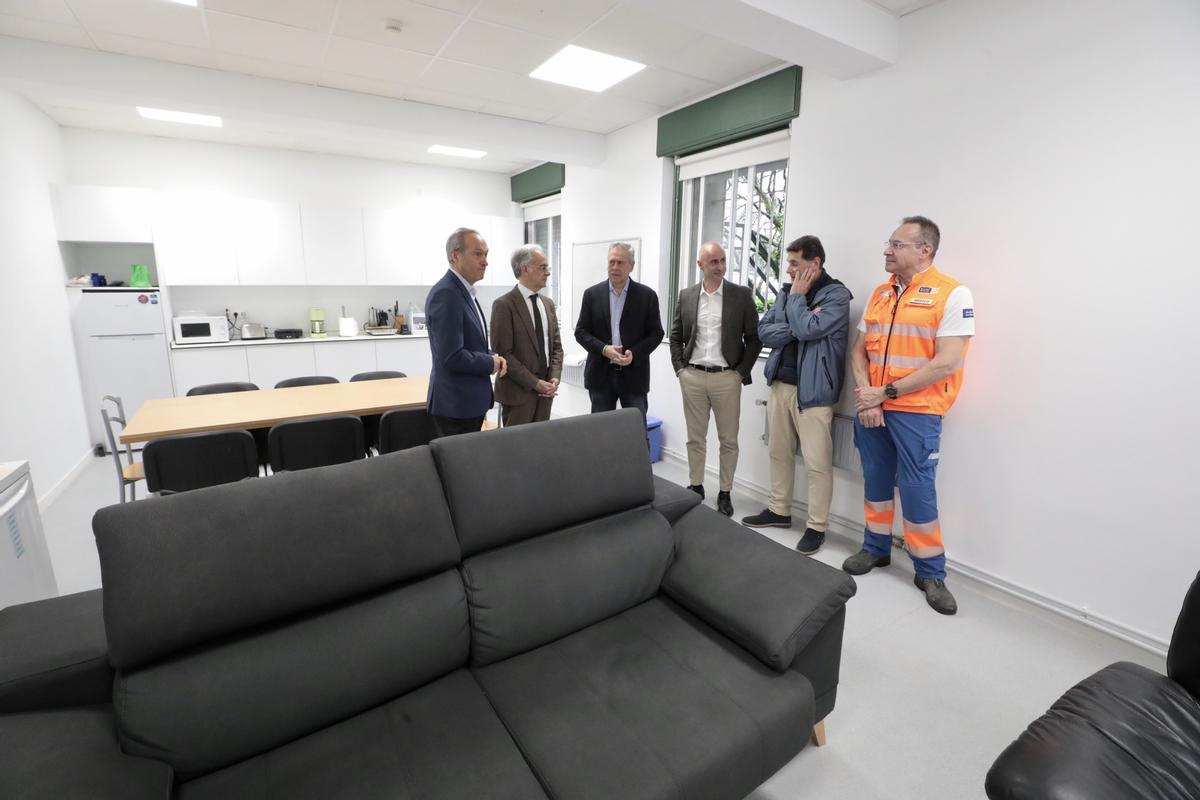 Visita del conselleiro a las instalaciones del 061 en Pontevedra.
