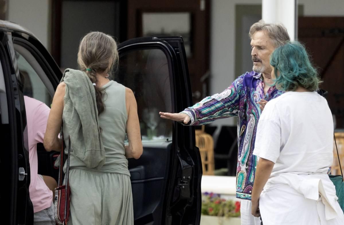 Miguel Bosé junto a su entorno, recoge a sus hijos para que se reúnan