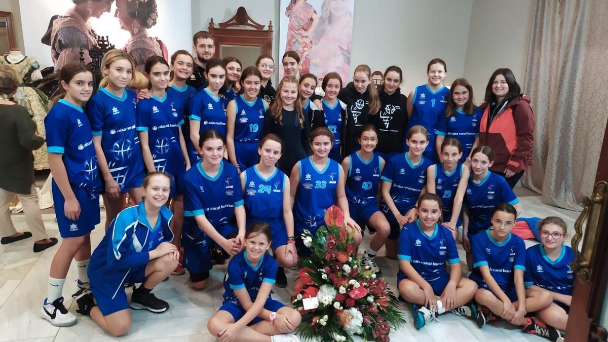 Foto de familia de la reina fallera infantil de Burriana, Maria Olivas, junto a sus compañeras del CB Burriana.