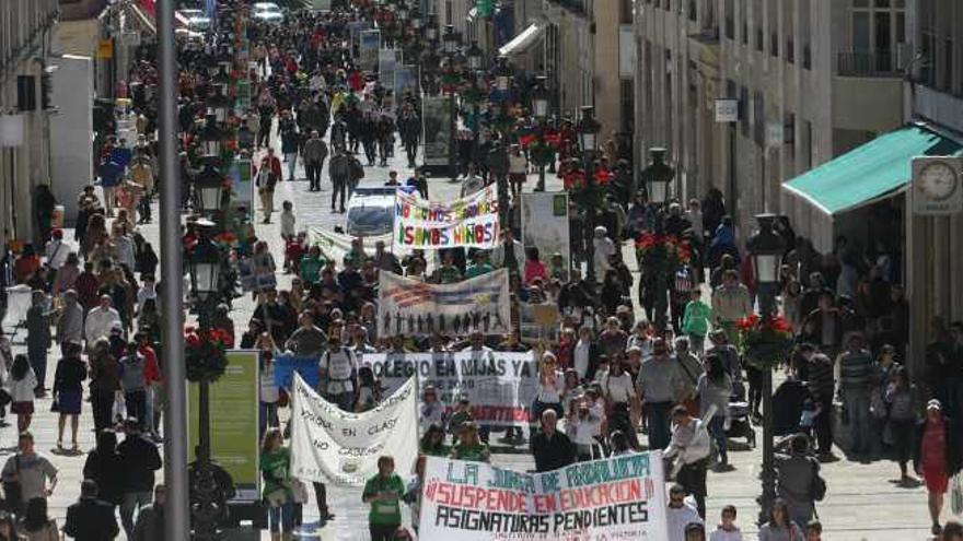 Los manifestantes por la calle Larios, ayer, camino de la plaza de la Constitución.