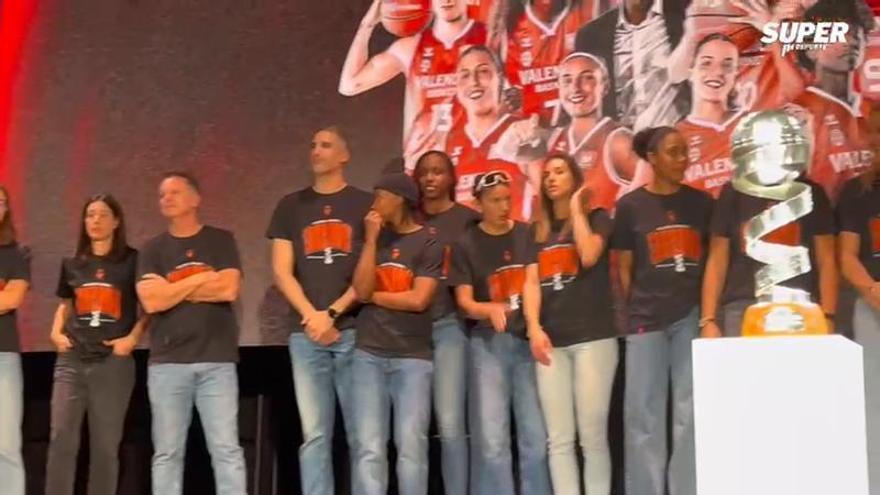 ¡La Copa de la Reina ya luce en el Roig Arena!