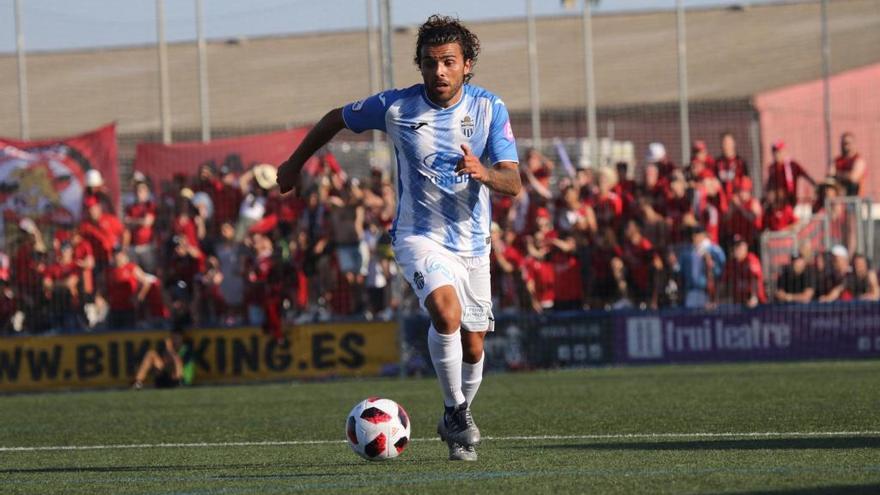 Peris conduce el balón en el encuentro frente al Mirandés.