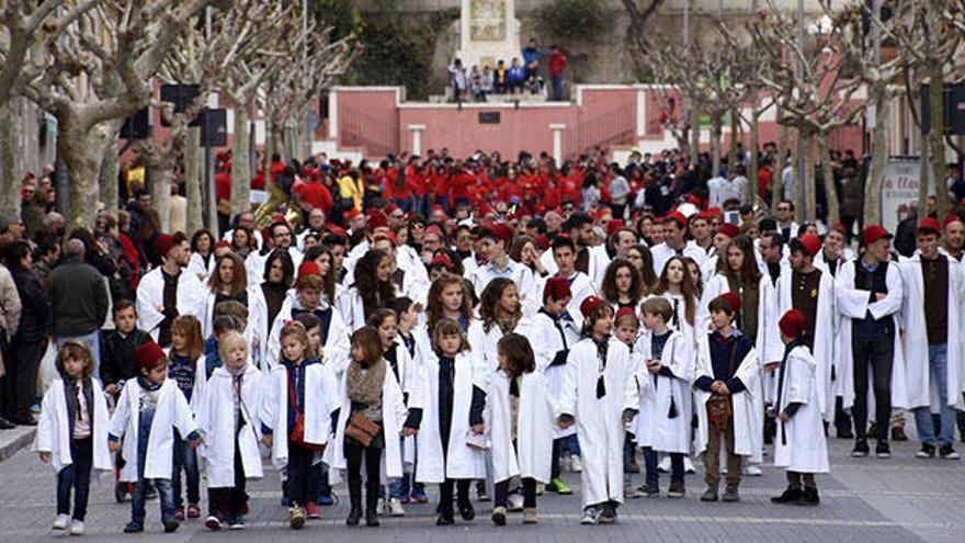 Las Jijonencos desfilan por las calles de Xixona para celebrar su Mig Any de Moros y Cristianos.