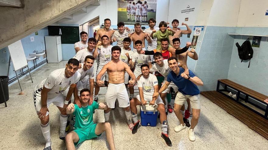 Jugadores del Olímpic celebran la victoria de la pasada jornada ante el Redován.