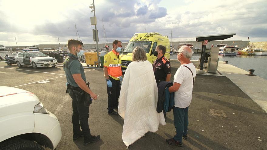 Les dues víctimes del naufragi amb els cossos d&#039;emergència a Blanes.