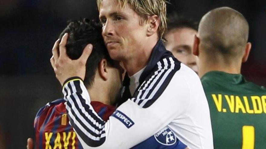 Torres se abraza con Xavi al final del partido.