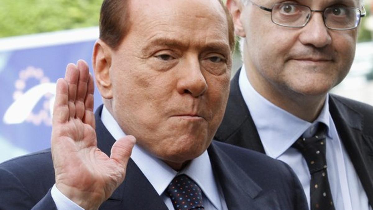 Silvio Berlusconi, izquierda, a su llegada este jueves al encuentro del partido EPP.