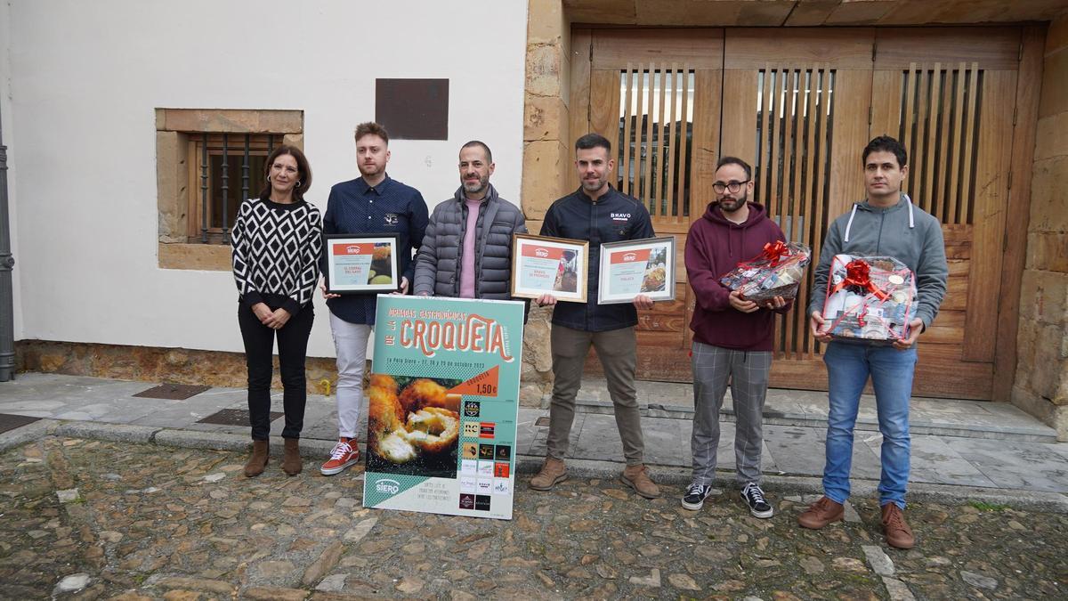 Ángel García y la concejala con los premiados en el certamen.