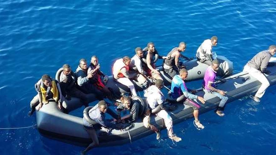 Momento en el que Salvamento Marítimo rescata a los 15 supervivientes de una patera desfondada.