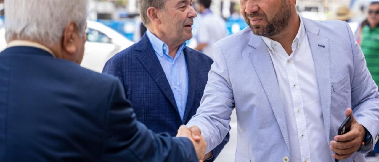 Paulino Rivero, entre Amid Achi y Juan Carlos Cordero en la tradicional visita del equipo a Candelaria. | | CD TENERIFE