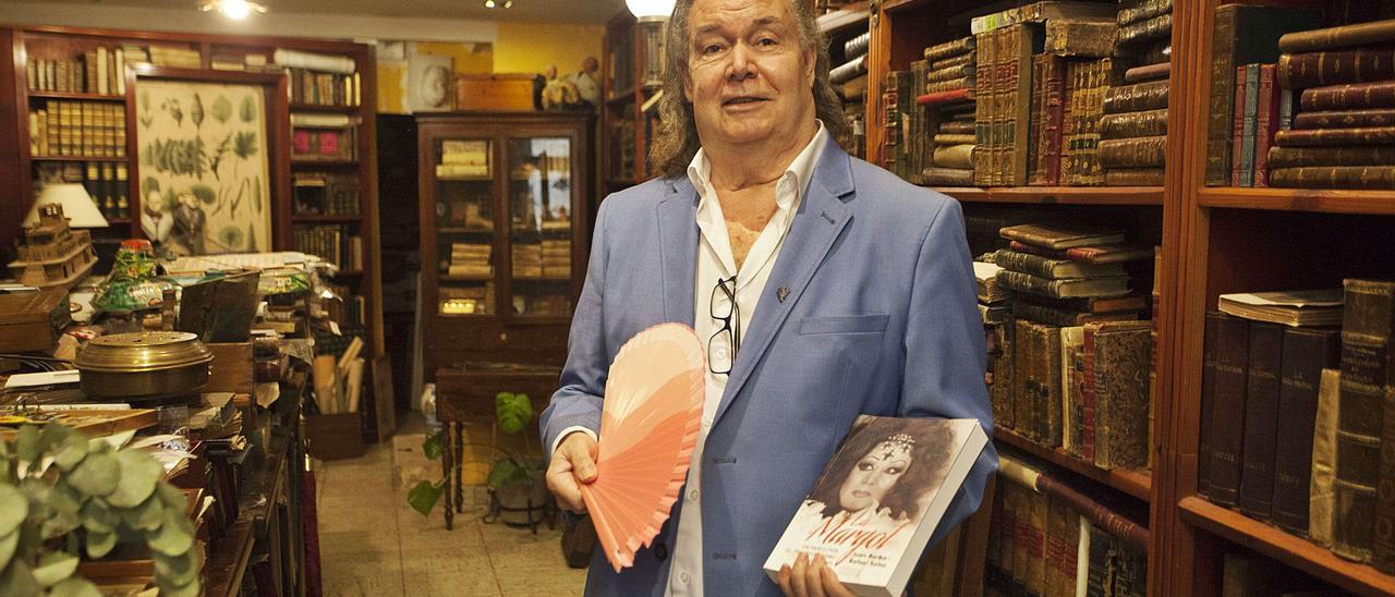 Toni Campos, La Margot, 
con el libro de su vida en la
mano. f.bustamante | F.BUSTAMANTE